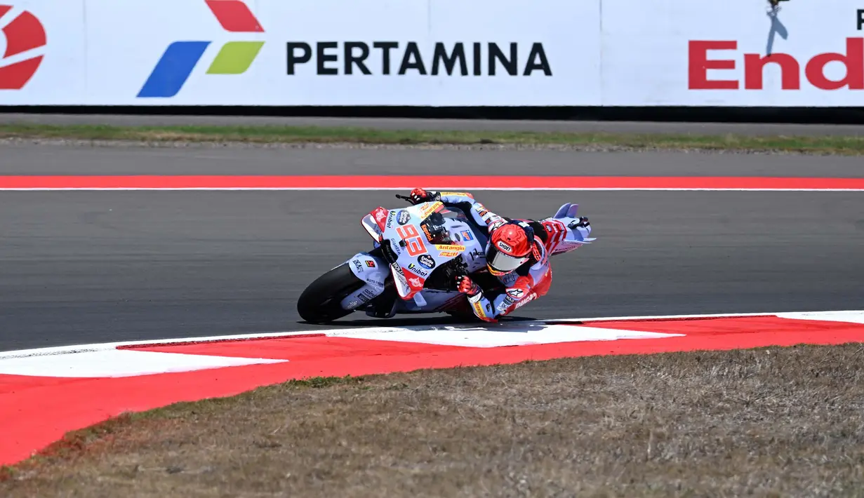 Pembalap Gresini Racing MotoGP, Marc Marque saat sesi latihan bebas MotoGP 2024 di Sirkuit Internasional Pertamina Mandalika, Lombok, Nusa Tenggara Barat, Jumat 27 September 2024. (SONNY TUMBELAKA/AFP)