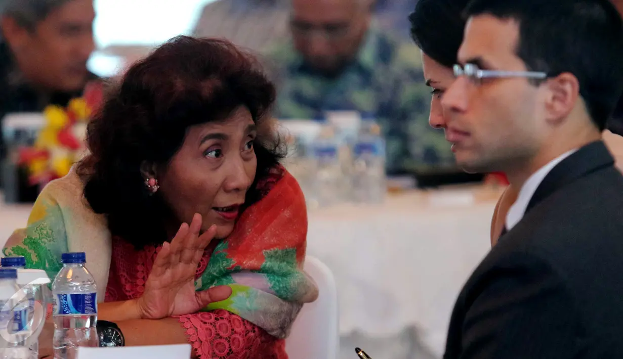 Menteri Kelautan dan Perikanan, Susi Pudjiastuti berbincang dengan para peserta The Marine and Fisheries Business and Investment Forum di Kantor KKP, Jakarta, Kamis (11/2/2016). (Liputan6.com/Angga Yuniar) 