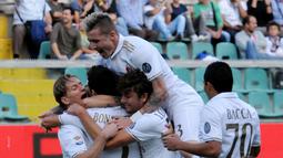 Pemain AC Milan merayakan gol yang dicetak Suso ke gawang Palermo dalam laga pekan ke-12 Serie A di Stadion Renzo Barbera, Minggu (6/11/2016). (AFP)