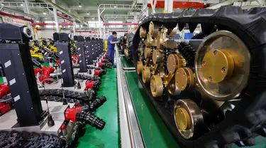 Pekerja melakukan awakutu (debug) pada robot khusus di sebuah bengkel kerja di Zona Pengembangan Industri Teknologi Tinggi Tangshan di Tangshan, Provinsi Hebei, China utara (17/7/2020). (Xinhua/Mu Yu)