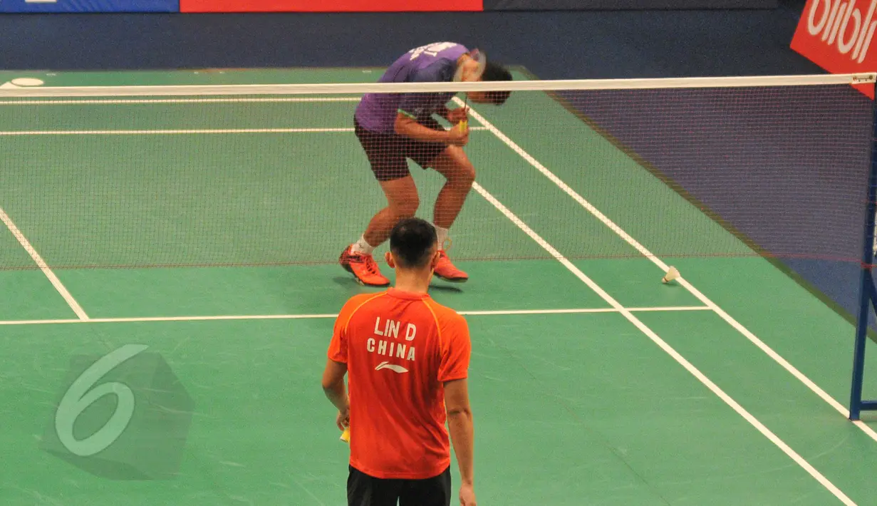 Pebulutangkis, Tommy Sugiarto saat berhadapan dengan pebulutangkis Tiongkok Lin Dan dalam turnamen BCA Indonesia Open Superseries Premier 2015, di Istora Senayan, Jakarta, Rabu (3/6/2015). Tommy menang 19-21 21-8 21-16. (Liputan6.com/Herman Zakharia)