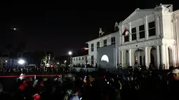 Suasana saat warga menyaksikan gerhana bulan total di Kota Tua Jakarta, Rabu (31/1). Pengelola Kota Tua menyediakan layar lebar untuk melihat fenomena super blue blood moon. (Liputan6.com/Arya Manggala)