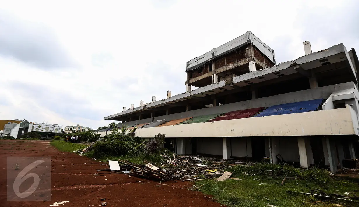Suasana proyek pembangunan arena pacuan kuda Pulomas, Jakarta, Rabu (1/2). Kemajuan pembangunan arena pacuan yang akan digunakan dalam Asian Games 2018 itu mencapai 30 persen. (Liputan6.com/Faizal Fanani)