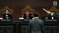 Hakim Mahkamah Konstitusi (MK) Arief Hidayat memimpin sidang lanjutan perkara pengujian UU MD3 terkait hak angket KPK di Jakarta, Selasa (5/9). Sidang menghadirkan Mantan Komisioner KPK, Bambang Widjojanto sebagai saksi ahli. (Liputan6.com/Johan Tallo)