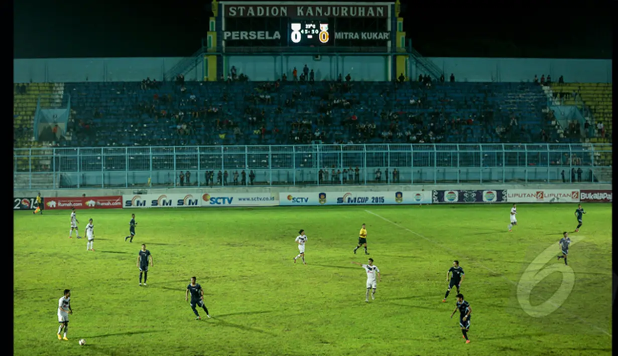 Hingga pluit akhir dibunyikan tak ada gol yang tercipta. Meski bermain imbang Persela Lamongan berhak ke Semifinal SCM Cup 2015, Stadion Kanjuruhan, Malang, Kamis (22/1/2015). (Liputan6.com/Faizal Fanani)