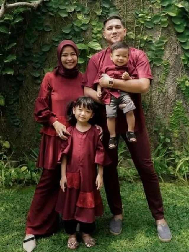 Artis Pakai Gaun Burgundy