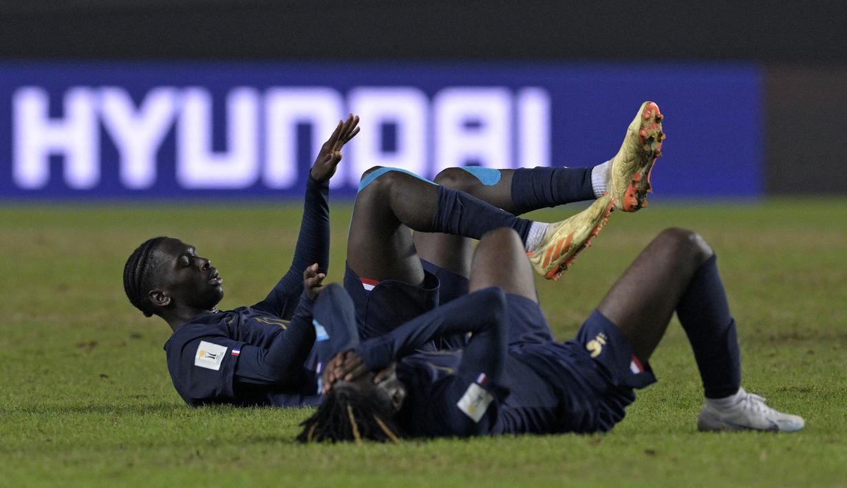 Reaksi kecewa dua pemain Timnas Prancis U-20, Soungoutou Magassa (kiri) dan Warren Bondo setelah berakhirnya laga terakhir Grup F Piala Dunia U-20 2023 menghadapi Honduras di Unico Diego Armando Maradona Stadium, La Plata, Argentina, Senin (29/5/2023) dini hari WIB. Meski menang 3-1, Prancis gagal maju ke babak 16 besar. (AFP/Juan Mabromata)