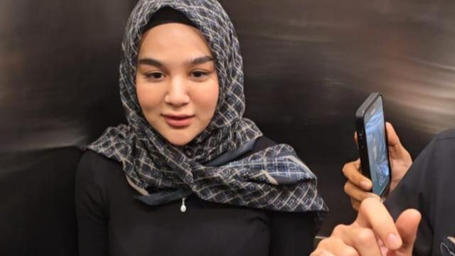 Artis FTV dan Selebgram Hana Hanifah usai diperiksa Polda Riau di Pekanbaru.