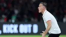 Pelatih kepala Timnas Indonesia, John Herdman memberikan instruksi ke pemainnya dalam laga semifinal FIFA Series 2026 melawan St Kitts and Nevis di Stadion Utama Gelora Bung Karno (SUGBK), Senayan, Jakarta, Jumat (27/03/2026). (Bola.com/M Iqbal Ichsan)