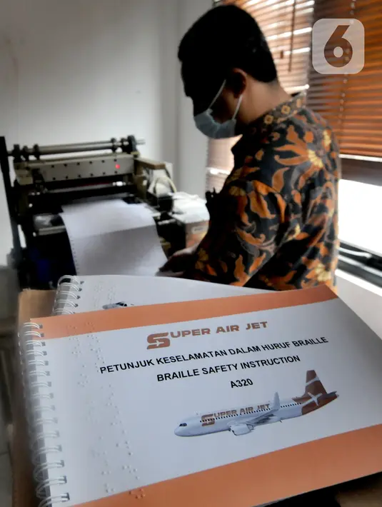 Staf menyelesaikan pembuatan buku braille di Yayasan Mitra Netra, Lebak Bulus, Jakarta, Kamis (9/12/2021). Setiap tahunnya Yayasan Mitra Netra menerbitkan 200 buku huruf braille, 200 EPUB (electronic publication ePub) dan 300 audio bagi penyandang tuna netra se-Indonesia. (merdeka.com/Arie Basuki)