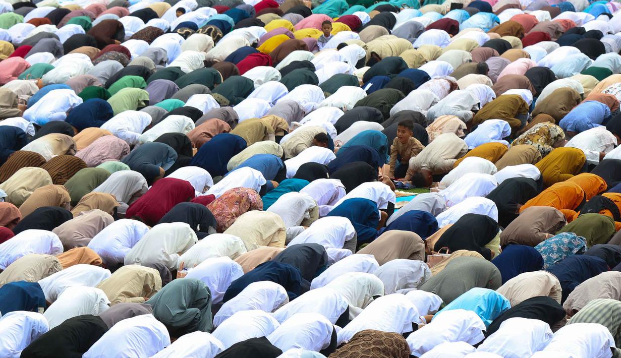 Diketahui sebelumnya, Pemerintah Indonesia melalui Kementerian Agama menetapkan 1 Syawal 1444 Hijriah jatuh pada Sabtu 21 Maret 2026. Tampak dalam foto, ribuan umat Muslim saat melaksanakan rangkaian salat Idulfitri 1447 Hijriah di Lapangan Utama Stadion Pakansari, Cibinong, Kabupaten Bogor, Jawa Barat, Sabtu (21/3/2026). (Kapanlagi.com/Budy Santoso)