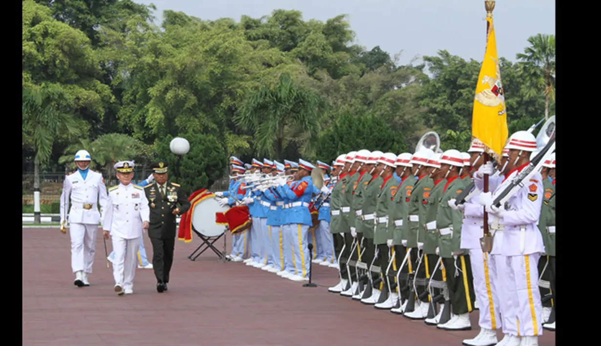 Panglima Angkatan Bersenjata (Pangab) Korea Admiral Choi Yoon-Hee didampingi beberapa staf melakukan kunjungan kehormatan kepada Panglima TNI Jenderal TNI Dr. Moeldoko di Mabes TNI Cilangkap, Jakarta Timur, Selasa (20/01/2015). (Puspen TNI)
