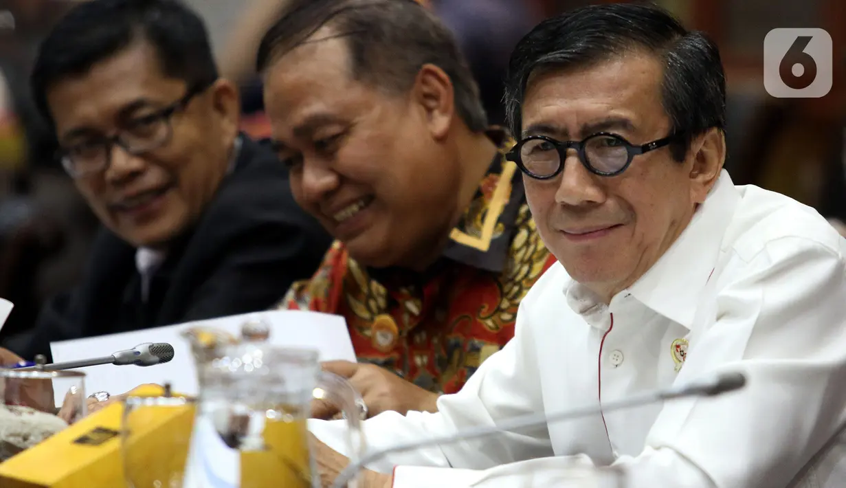 Menkum HAM Yasonna Laoly mengikuti Rapat Kerja dengan Badan Legislasi DPR di Senayan, Jakarta, Rabu (4/12/201). Rapat membahas sejumlah rancangan undang-undang (RUU) yang menjadi program legislasi nasional (prolegnas) 2019-2024 maupun RUU prolegnas prioritas 2020. (Liputan6.com/Johan Tallo)