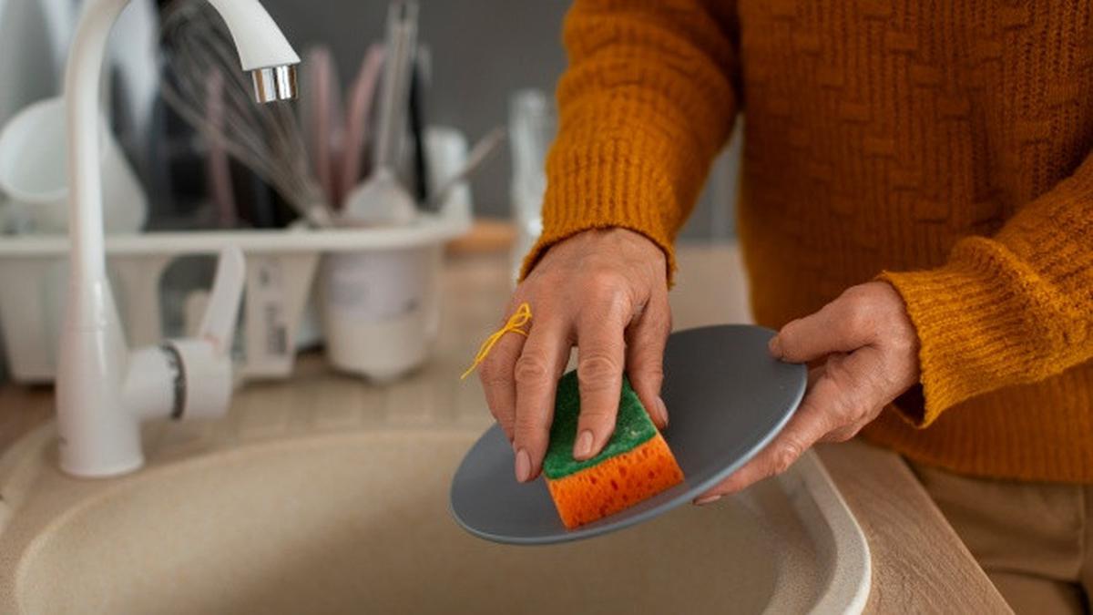 4 Trik Cuci Piring Kilat untuk Orang Mager, Dapur Bersih Tanpa Drama