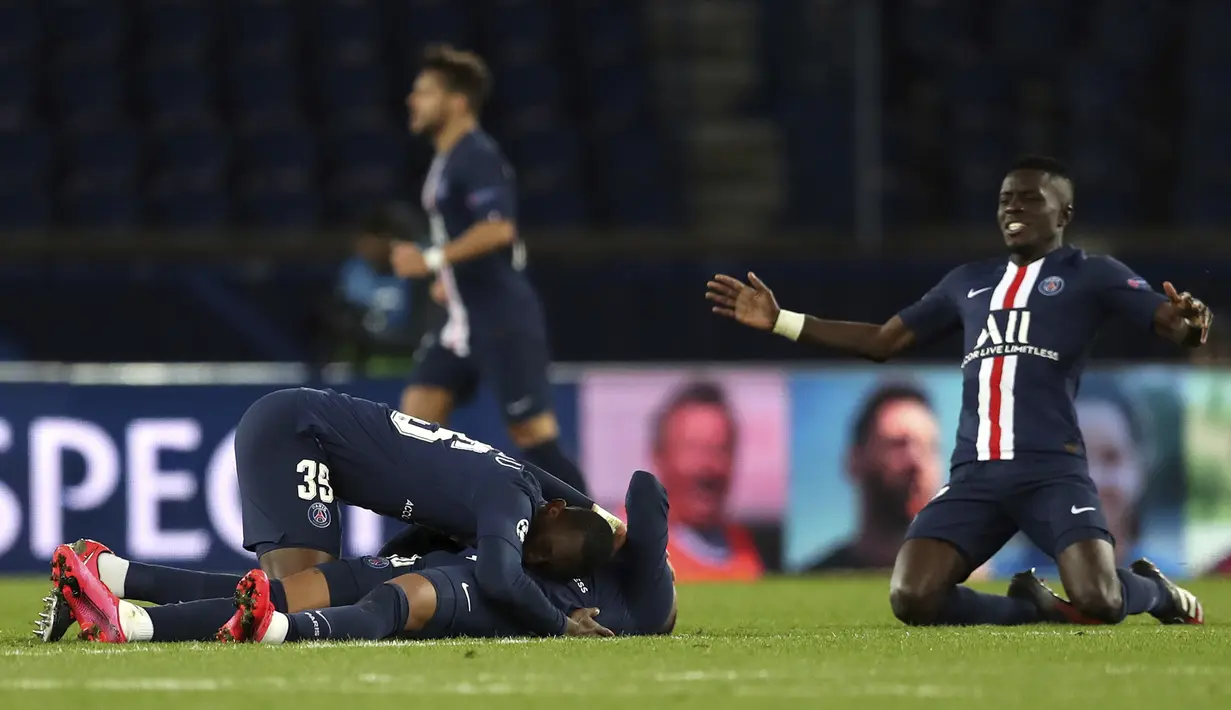 Para pemain PSG merayakan kemenangan atas Borussia Dortmund pada pertandingan leg kedua babak 16 besar Liga Champions di stadion Parc des Princes, Paris, Prancis (12/3/2020). PSG menang 2-0 atas Dortmund dan melaju ke perempat final. (UEFA via AP)
