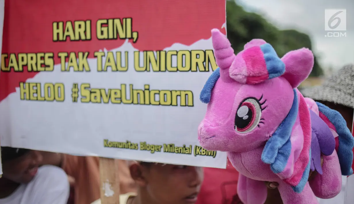 Sejumlah spanduk dan boneka dibawa saat puluhan massa yang tergabung dalam Komunitas Blogger Milenial (KBM) menggelar aksi #SaveUnicorn di Jakarta, Selasa (19/2). (Liputan6.com/Faizal Fanani)