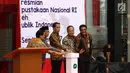 Presiden Jokowi didampingi Mendikbud Muhadjir Effendy, Menristek Dikti M. Nasir dan Gubernur DKI Djarot Saiful Hidayat memencet tombol sirene sebagai tanda peresmian gedung baru perpustakaan nasional di Jakarta, Kamis (14/9). (Liputan6.com/Angga Yuniar)