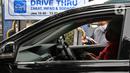 Petugas Amil Zakat melayani warga yang membayar zakat fitrah melalui sistem "drive thru" di Masjid Nurul Hidayah, Tanah Kusir, Jakarta, Selasa (19/5/2020). Layanan zakat "drive thru" selama pandemi COVID-19 ini diberlakukan dengan protokol kesehatan dan keselamatan. (Liputan6.com/ Johan Tallo)
