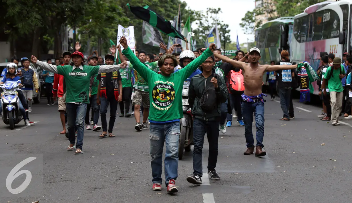 Pendukung Persebaya berjalan sambil bersorak merayakan kembalinya klub mereka ke kompetisi PSSI di Jalan Padjajaran, Bandung, Minggu (8/1). Berdasar putusan Kongres PSSI 2017, Persebaya 1927 kembali ke divisi utama. (Liputan6.com/Helmi Fithriansyah)
