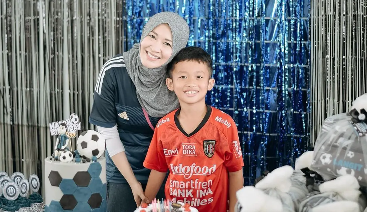 Bertema sepak bola, ini adalah momen ulang tahun Miro yang ke-9 tahun pada Februari 2023 lalu. Okie Agustina selalu setia menemani Miro dalam setiap kegiatannya. Suka sepak bola, Miro Materazzi disebut sebagai penerus Gunawan Dwi Cahyo. Kecintaan Miro terhadap sepak bola sudah terlihat sejak kecil, oleh karenanya Okie dan Gunawan mendukung penuh minat anaknya itu.(Liputan6.com/IG/@okieagustina_)