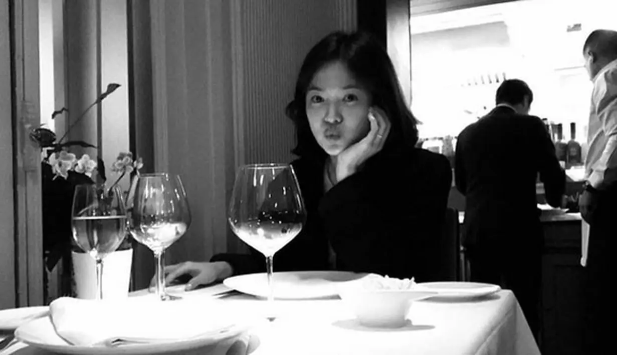 Song Hye Kyo merupakan salah seorang selebriti yang tidak begitu aktif di media sosial. Namun baru-baru ini, tepatnya pada hari Minggu (5/11/2017), Song Hye Kyo mengunggah foto sedang berada di meja makan. (Instagram/kyo1122)