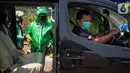 Petugas menyemprotkan cairan disinfektan pada kendaraan di Posko Aman Bersama Gojek, Kemayoran, Jakarta, Kamis (23/4/2020). Sebanyak 130 titik posko telah dioperasikan di 16 kota untuk memastikan mitra Gojek dapat bertugas dengan aman selama pandemi Covid-19. (Liputan6.com/HO/Ading)