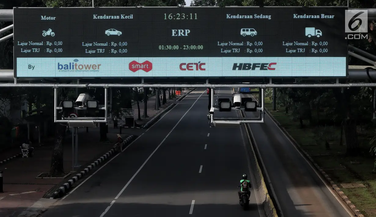 Sejumlah kendaraan melintasi gerbang jalan berbayar atau ERP di Jakarta, Sabtu (19/1). Meski dua perusahaan peserta lelang ERP mundur teratur dari proses tender, Pemprov DKI Jakarta tetap optimis sistem ERP dapat terlaksana. (Liputan6.com/JohanTallo)