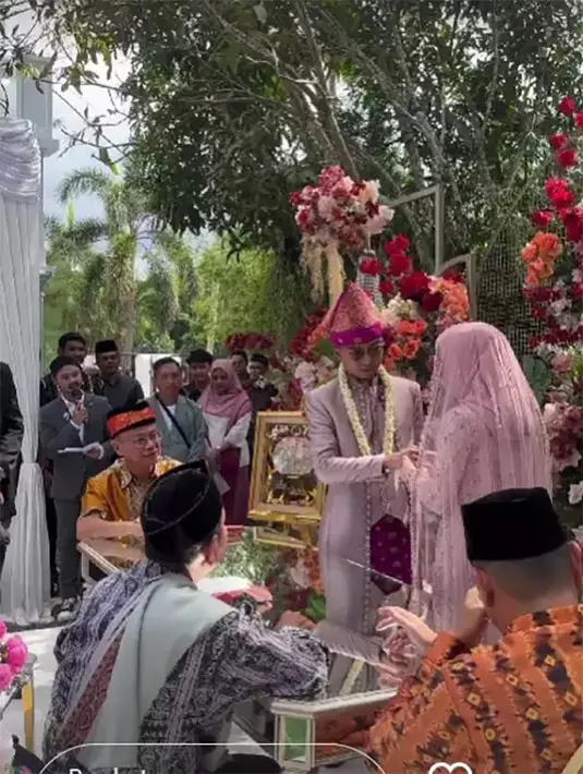 Chacha anak pertama pasangan Cindy dan Tengku menikah dengan pria bukan dari kalangan artis. [Instagram/@natacara_weddingorganizer]