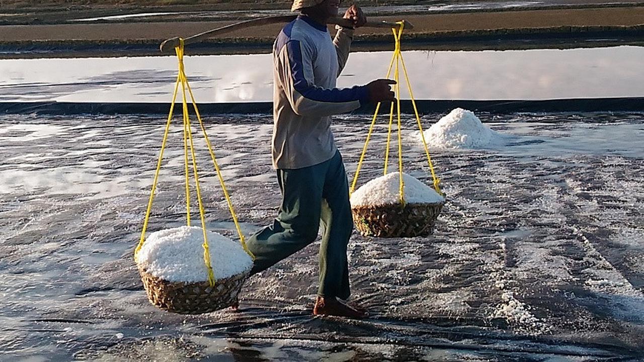 Mereka yang Rasakan Pahitnya Harga Garam