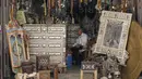 Seorang pedagang menunggu pembeli di sebuah toko Damaskus, Suriah, 23 September 2021. Berbeda dengan kondisi sebagian besar negeri, Ibu Kota Damaskus tidak terlalu menderita akibat perang Suriah yang sudah memasuki tahun ke-10. (LOUAI BESHARA/AFP)