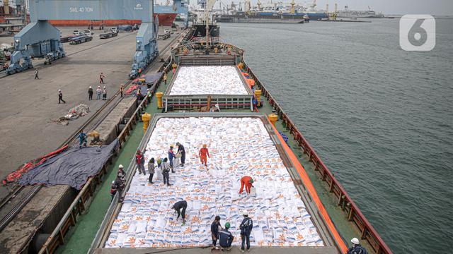 5000 Ton Beras Impor Asal Vietnam Tiba di Pelabuhan Tanjung Priok