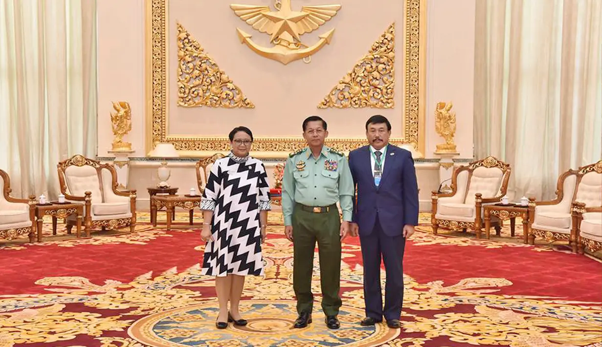 Menteri Luar Negeri RI, Retno Marsudi berfoto dengan Panglima Angkatan Bersenjata Myanmar, Jenderal Senior U Min Aung Hlaing (tengah) usai melakukan pertemuan di kantor Militer Ibu Kota Naypyidaw, Senin (4/9). (Myanmar Office of Commander in Chief via AP)