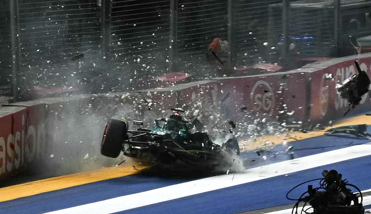 Pembalap Aston Martin, Lance Stroll mengalami kecelakaan saat sesi Kualifikasi 1 (Q1) Formula 1 GP Singapura 2023 yang berlangsung di Sirkuit Marina Bay, Singapura, Sabtu (16/03/2023). (AFP/Mohd Rashfan)