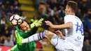 Striker Sampdoria, Patrik Schick, berebut bola dengan kiper Inter Milan, Samir Handanovic pada laga lanjutan Serie A di StadionGiuseppe Meazza, Milan, (03/04/2017). (EPA/Daniel Dal Zennaro)