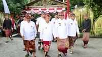 Walikota Denpasar, I Gusti Ngurah Jaya Negara mendampingi Gubernur Bali I Wayan Koster ketika melakukan foto bersama dengan Unsur Forkopimda, DPRD, serta Veteran Kota Denpasar usai peringatan Apel Hut Kota Denpasar ke-237 di lapangan Lumintang, Kamis (27/2).