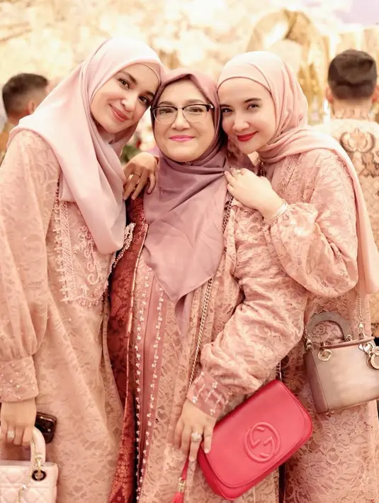 <p>Zaskia dan Shireen pun kompak membawa tas Dior. Sedangkan sang ibunda membawa sling bag merah dari Gucci. [@shireensungkar]</p>