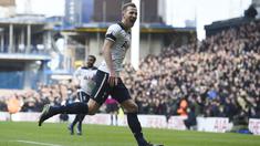 Penyerang Tottenham Hotspur, Harry Kane  tampil gemilang dengan mencetak tiga gol saat timnya melawan West Bromwich Albion pada laga Premier League di White Hart Lane stadium, London, (14/1/2017).   (EPA/Will Oliver)