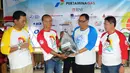 Menteri Koperasi dan UKM, AA Gede Ngurah Puspayoga (kedua kanan) menerima secara simbolis gerakan sejuta benih ikan oleh Panitia HUT Jurnalis Joran Indonesia (Jojoners) ke 2 di kolam Pemancingan Puspita, Jakarta, Sabtu (23/16/2016). (Dok.Jojoner)