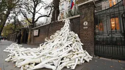 Tumpukan lengan manekin di depan pintu masuk Kedutaan Besar (Kedubes) Rusia di London, Kamis (3/11). Pengunjuk rasa menumpuk sekitar 800 bagian lengan manekin sebagai bentuk protes terhadap Moskow. (REUTERS/Toby Melville)