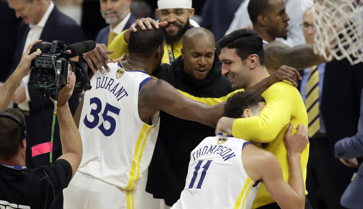 Para pebasket Golden State Warriors merayakan kemenangan atas Cleveland Cavaliers pada final NBA di Quicken Loans Arena, Ohio, Jumat (8/6/2018). Warriors juara setelah menang 4-0 atas Cavaliers. (AFP/Tony Dejak)