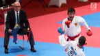Karateka putra Indonesia, Rifki Ardiansyah Arrosyiid saat bertarung melawan karateka Iran, Amir Mahdi Zadeh di babak final nomor Kumite -60 kg di Arena Karate JCC Senayan, Jakarta, Minggu (26/8). Rifki menang dengan skor 9-7. (Liputan6.com/Fery Pradolo)