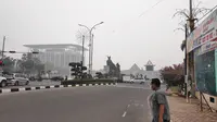 Kota Pekanbaru Riau dengan tugu zapin di depan kantor Gubernur Riau. (Liputan6.com/ M Syukur)