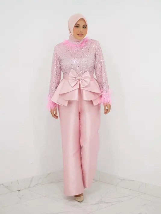 Kreasi jumpsuit pink dari Yanti Adeni merangkul sosok Barbie dalam diri Aurelie Hermansyah, cute tapi tetap playful. (Instagram @aurelie.hermansyah]