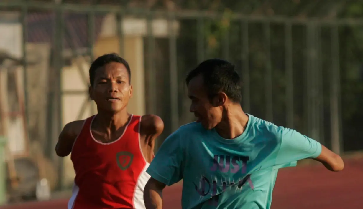 Atlet penyandang disabilitas saat latihan di Universitas Negeri Yogyakarta, Jateng, Jumat (29/7). Latihan ini bagian persiapan mengikuti Pekan Paralimpiade Nasional (Peparnas) 2016, Oktober mendatang. (Liputan6.com/Boy Harjanto)