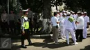 Massa Front Pembela Islam (FPI) berkumpul di depan gerbang Mabes Polri, Jakarta, Selasa (15/11). Kedatangan massa FPI untuk mengawal gelar perkara penistaan agama yang diduga dilakukan oleh Basuki Tjahaja Purnama alias Ahok. (Liputan6.com/Johan Tallo)