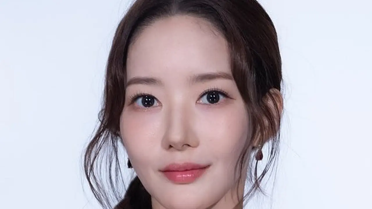Park Min Young Tampil dengan Fresh Peachy Look Saat Promosi Confidence Queen
