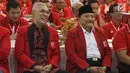 Ketua Dewan Penasihat Partai Keadilan dan Persatuan Indonesia (PKPI) Try Sutrisno (kiri)  dan Ketua Umum PKPI Hendropriyono (kanan) saat menghadiri Kongres Luar Biasa PKPI di Jakarta, Minggu (13/5). (Liputan6.com/Arya Manggala)