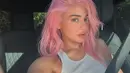Biasa tampil dengan rambut warna cokelat gelap, kali ini, wanita 26 tahun itu kini tampak mengubah warna rambutnya menjadi pink pastel yang segar.