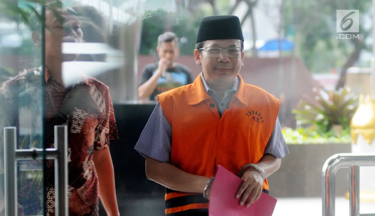 Wakil Ketua DPR Bidang Keuangan nonaktif Taufik Kurniawan (kanan) tiba di Gedung KPK, Jakarta, Selasa (5/3). Taufik diperiksa sebagai tersangka kasus dugaan suap Rp 3,6 miliar dalam pengurusan DAK Kebumem TA 2016. (merdeka.com/Dwi Narwoko)