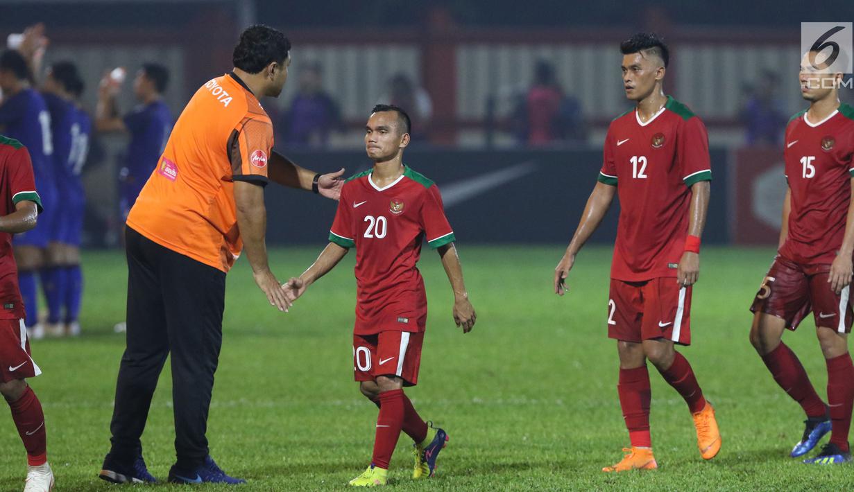 Pemain Timnas Indonesia U-23 menyalami pelatih Thailand U-23, Worrawoot Srimaka usai laga persahabatan di Stadion PTIK, Jakarta, Kamis (31/5). Indonesia U-23 kalah 1-2. (Liputan6.com/Helmi Fithriansyah)